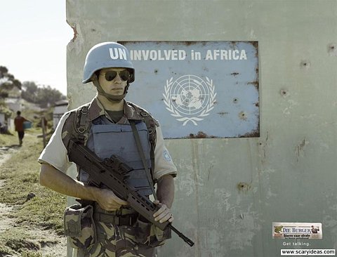 Soldado de Naciones Unidas ante un cartel en el que se lee "Involved in Africa"