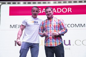 Javier Padilla (vamos, yo) recibiendo el premio de la mano del representante de GLS en los e-Awards 2016, celebrados este año en Barcelona