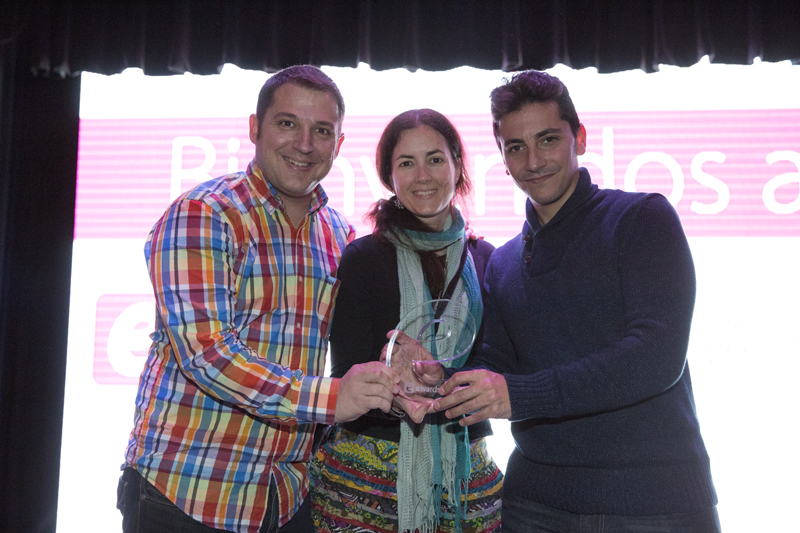 Javier Padilla, Amparo Baca y Álex Guerra, posando con la bonita "e" de metacrilato que les fue entregada en la gala de los e-Awards, celebrada en El Molino