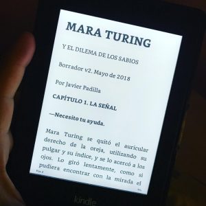Fotografía de mi Kindle Paperwhite con el inicio del libro Mara Turing y el Dilema de los Sabios
